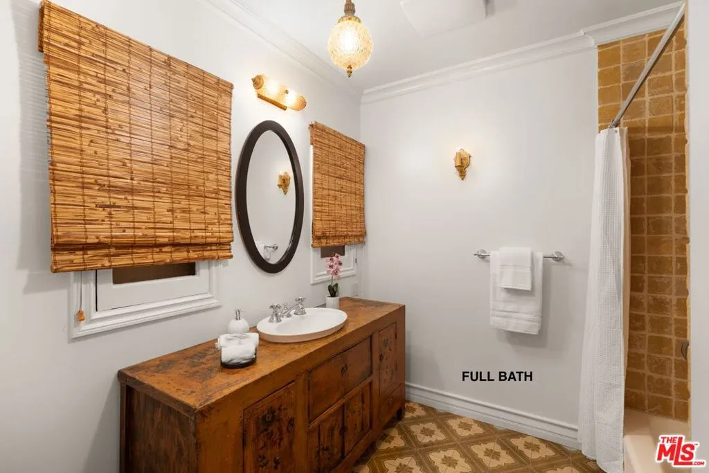 898 S Windsor Boulevard, Los Angeles, California 90005 home-pic-13